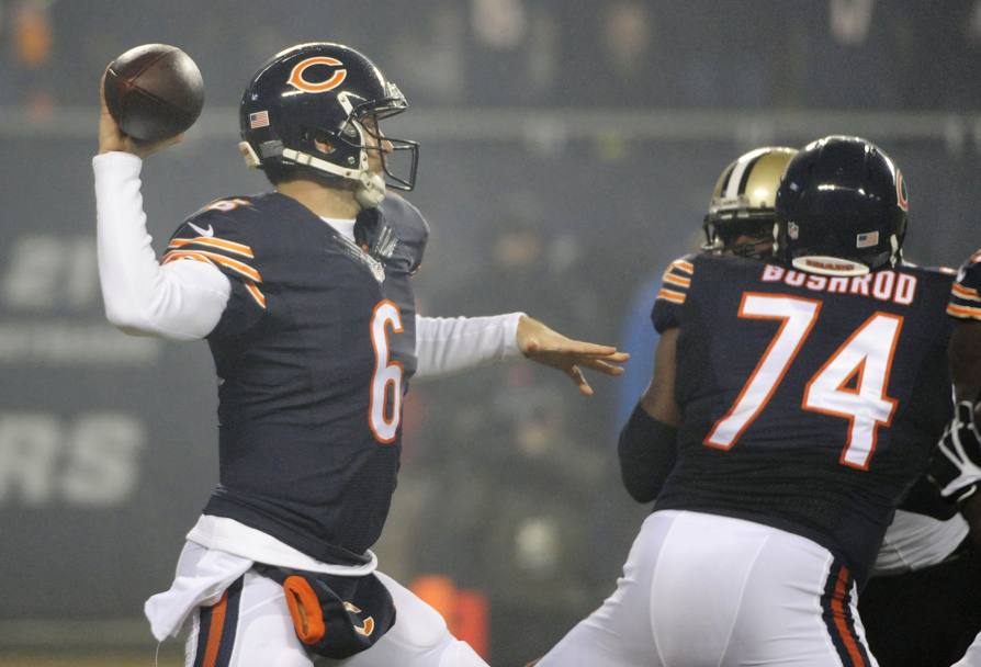 Jay Cutler dei Chicago Bears tenta un lancio durante il match contro i New Orleans Saints al Soldier Field (Afp)